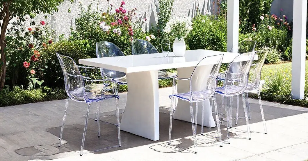 Conjunto de mesa de resina branca com cadeira de acrilico