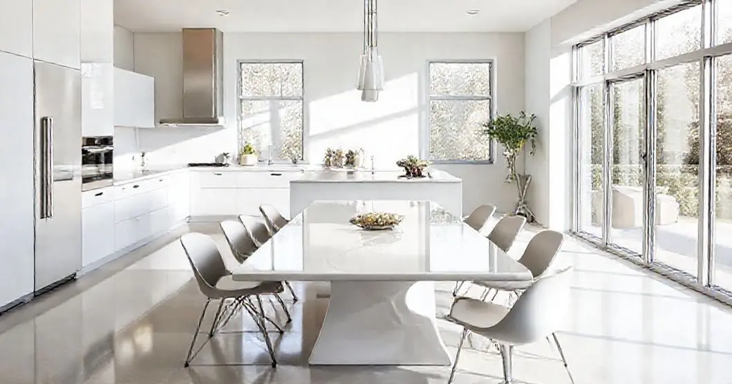 Cozinha com mesa de resina branca