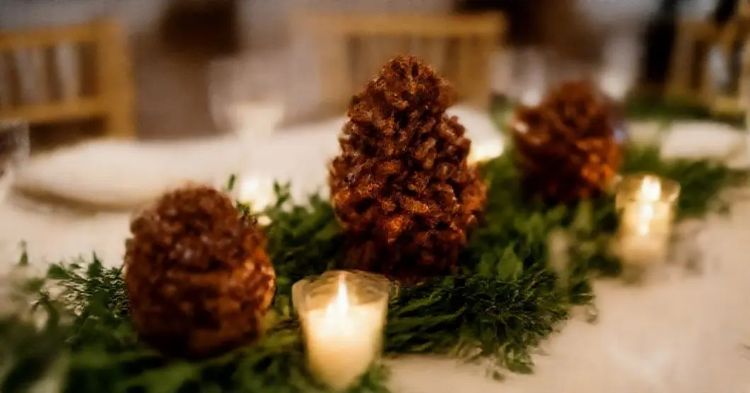 Decoracao de mesa de casamento com pecas de resina marrom
